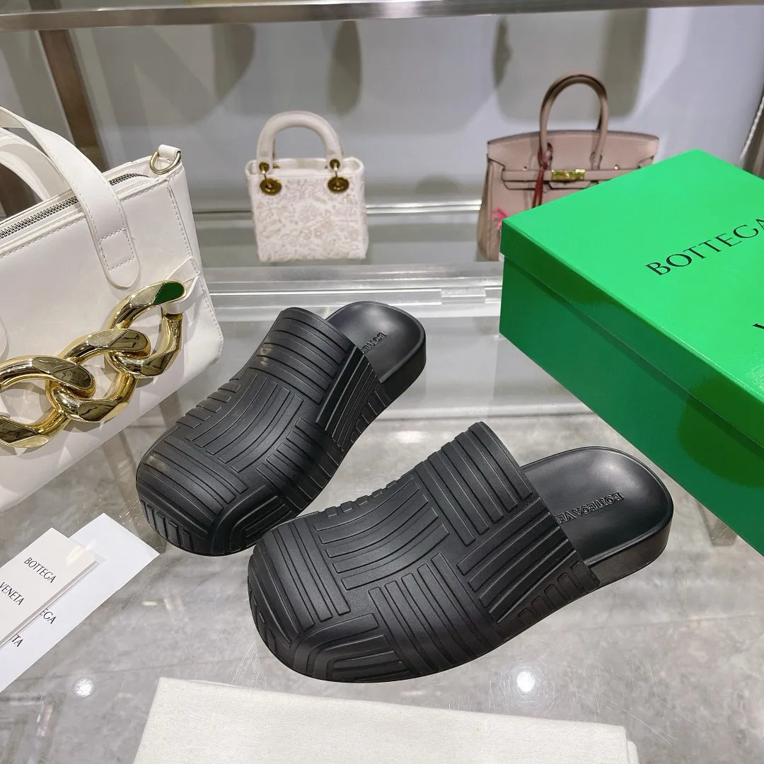 Factory price: 300💰🍀𝐁𝐨𝐭𝐭𝐞𝐠𝐚 𝐕𝐞𝐧𝐞𝐭𝐚 Bottega Veneta BV new men's woven surface ultra-light rubber garden shoes It looks good and is easy to wear. It is perfect with straight wide-leg pants, okay? It can also be worn in the summer, and it has characteristics for daily use, which is very BV~ The thickened toe box is slightly tilted like a derby, which is easy to match. The inner forefoot has texture that matches the sole of the foot. It is not made of rain boots with fleshy materials, which is more comfortable. M𝐁𝐨𝐭𝐭𝐞𝐠𝐚 𝐕𝐞𝐧𝐞𝐭𝐚 Bottega Veneta's new men's woven top ultra-light rubber garden shoes are good-looking and easy to wear. They are perfect with straight wide-leg pants, okay? 🐸It can also be worn in summer, and it has characteristics for daily life, which is very BV~ The thickened toe cap is slightly tilted like a derby, which is a good match. The inner forefoot has a pattern that matches the sole of the foot. It is not made of rain boots made of fleshy material, which is more comfortable. SIZE: 35-46 (45 and 46 are custom-made and cannot be returned or exchanged)